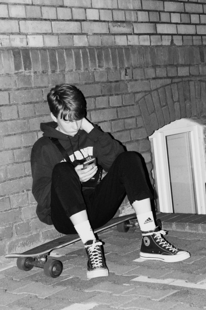 Junge auf dem Skateboard, Schwarzweiß-Porträt